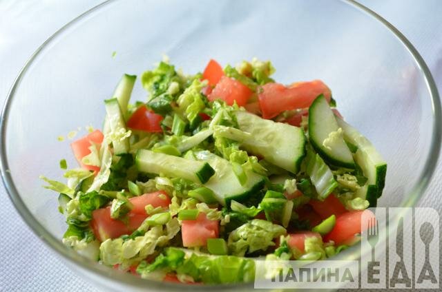 Витаминный салат из капусты, огурцов и помидоров