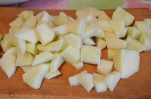Картофель нарезаем кубиком