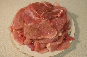 Для удобства можно сложить подготовленное мясо горкой на блюдо и отставить в сторону.
