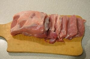 Мясо нарезать на стейки шириной примерно 1 см