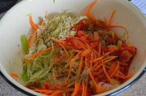 Заправить салат растительным маслом, уксусом, измельченным на чеснокодавке чесноком, посолить