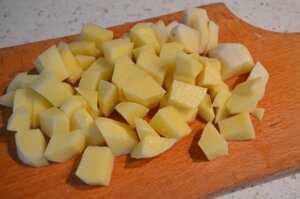 Картофель очистить и нарезать кубиками