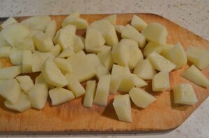 Картофель нарезать соломкой или кубиком