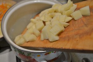 В кипящую воду закладываем картофель