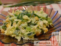 Салат из свежей капусты с кукурузой и огурцом