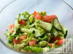 Витаминный салат из капусты, огурцов и помидоров