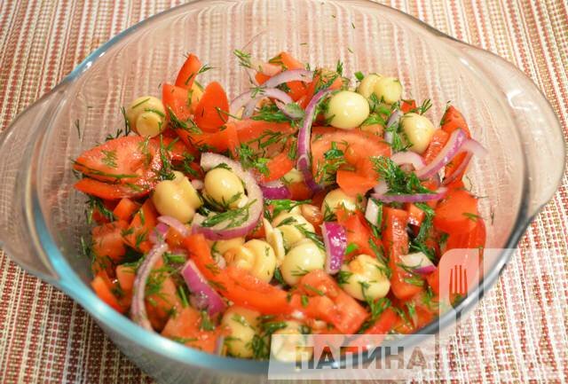 Салат из маринованных грибов и овощей