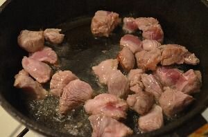 Мясо обжаривать 8-10 минут на большом огне