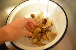 Сушеные белые грибы промыть в дуршлаге