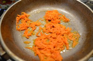 Морковь поджарить на сливочном масле и добавить в бульон