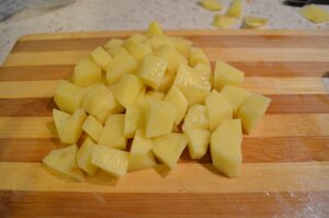 Очистить картофель и нарезать его небольшим кубиком
