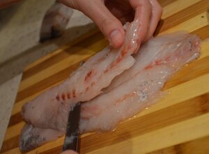 Разрезать рыбное филе