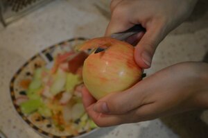 Яблоки очистить от кожуры