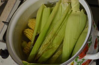 варим кукурузу в початках в кастрюле