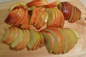 Яблоки для пирога нарезать дольками