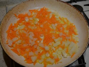 Лук и морковь обжарить на сковороде на растительном масле